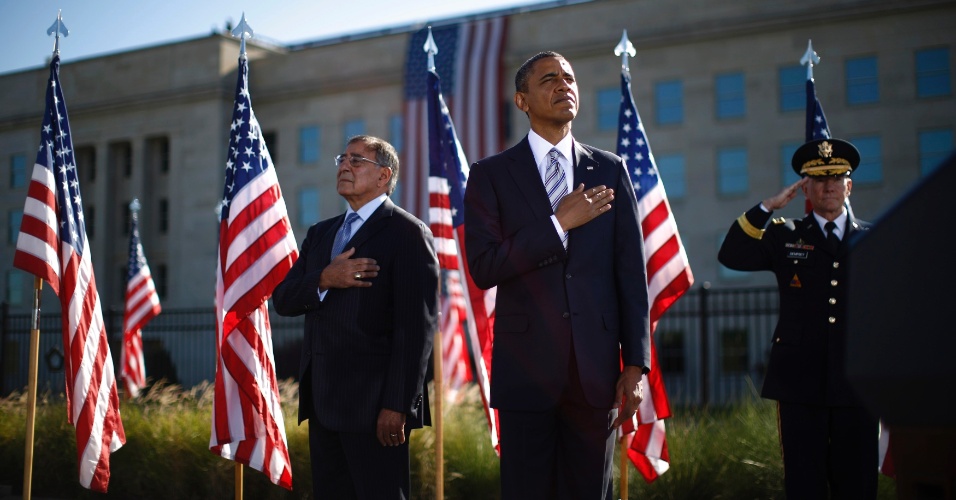 11.set.2012 - Presidente norte-americano, Barack Obama,  e secretário norte-americano de Defesa, Leon Panetta, participam de cerimônia em homenagem às vítimas dos ataques terroristas de 11 de setembro de 2001, no Pentágono, em Washington D.C.