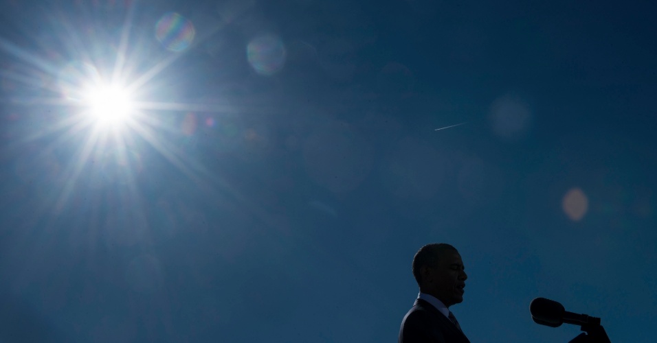 11.set.2012 - Silhueta do presidente americano Barack Obama durante discurso no Pentágono, para homenagear as vítimas do ataque de 11 de Setembro, em Arlington, Virgínia (EUA)