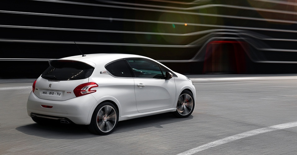 A ideia de ser um pequeno esportivo vem dos anos 1980, quando a marca fez sucesso com o 205 GTi - Divulgação