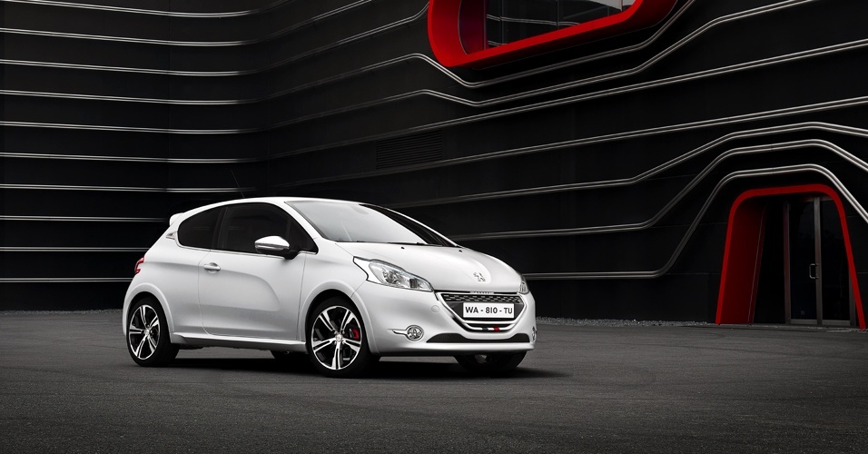 A versão foi planejada para brigar (na Europa) diretamente com o Renault Clio RS, outro francês apimentado - Divulgação