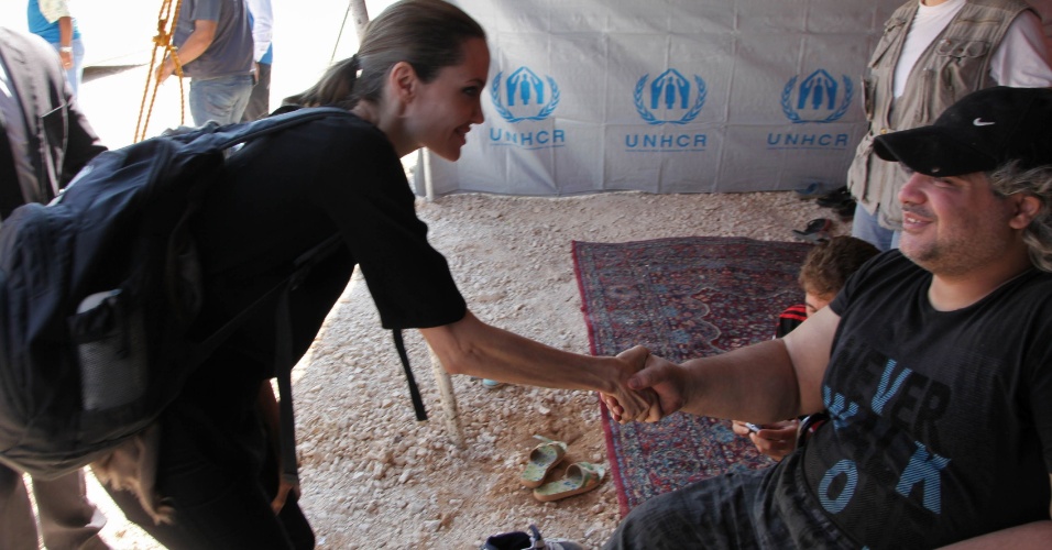 Angelina Jolie visita refugiados da Síria que conseguiram atravessar a fronteira com a Jordânia (11/9/12)