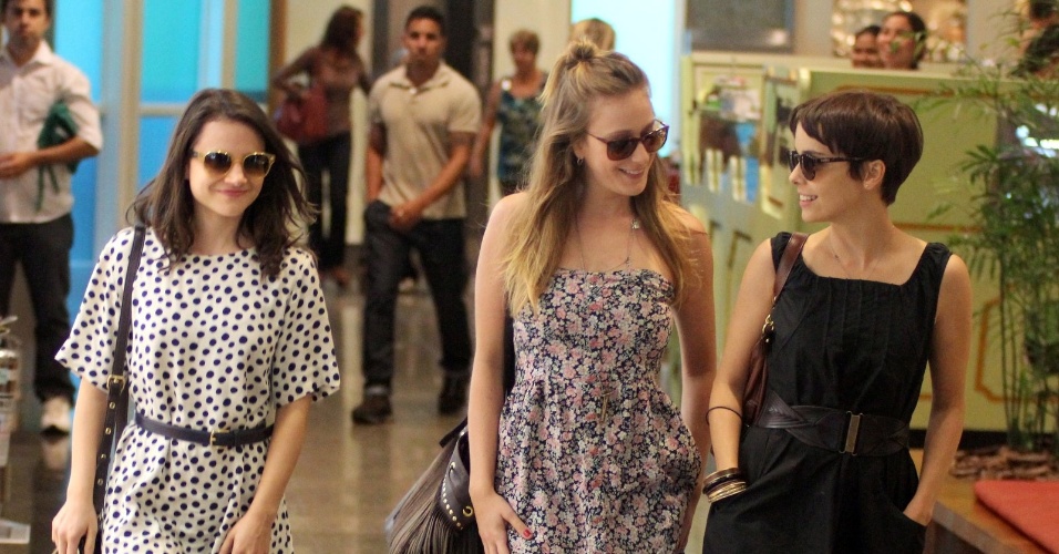 As atrizes Bianca Comparato, Carol Abras e Débora Falabella passearam em um shopping da zona sul do Rio (11/9/12)