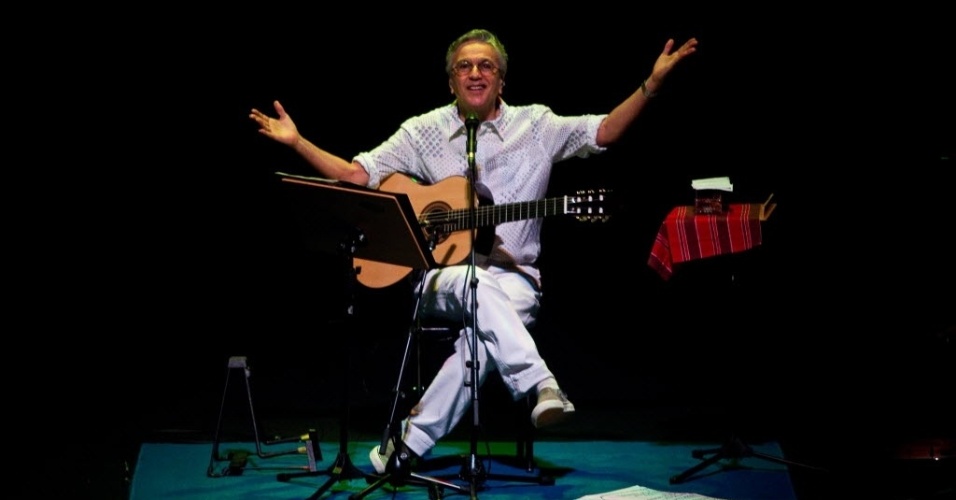 Caetano Veloso apresenta o show "Primavera Carioca" no teatro Oi Casagrande, no Leblon, Rio de janeiro. O espetáculo conta também com a participação de Chico Buarque (11/9/12) - Daniel Marenco/Folhapress