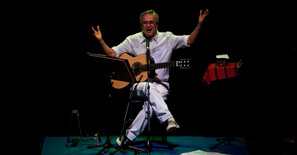 Com um setlist de 20 canções e dois bis, o show foi oferecido por Caetano para apoiar a campanha do candidato Marcelo Freixo (PSOL) à prefeitura do Rio de Janeiro (11/9/12) - Daniel Marenco/Folhapress