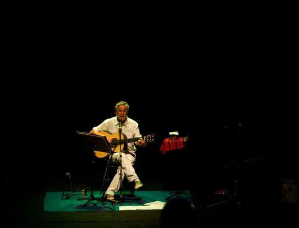 Num setlist escolhido com canções de amor à cidade carioca, no palco, Caetano contou casos da infância e lembranças de quando morava em Guadalupe, no subúrbio carioca (11/9/12) - Daniel Marenco/Folhapress