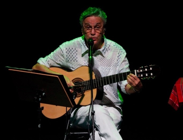 Com um setlist de 20 canções e dois bis, o show foi oferecido por Caetano para apoiar a campanha do candidato Marcelo Freixo (PSOL) à prefeitura do Rio de Janeiro (11/9/12) - Daniel Marenco/Folhapress