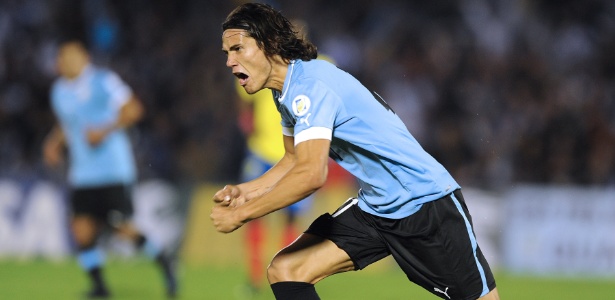 Cavani vibra após marcar o gol do Uruguai contra o Equador