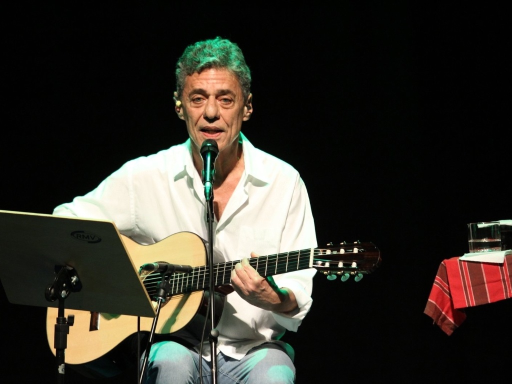 Chico Buarque se apresenta no show "Primavera Carioca" de Caetano Veloso no teatro Oi Casagrande, no Leblon, Rio de Janeiro (11/9/12) - Raphael Mesquita/Foto Rio News