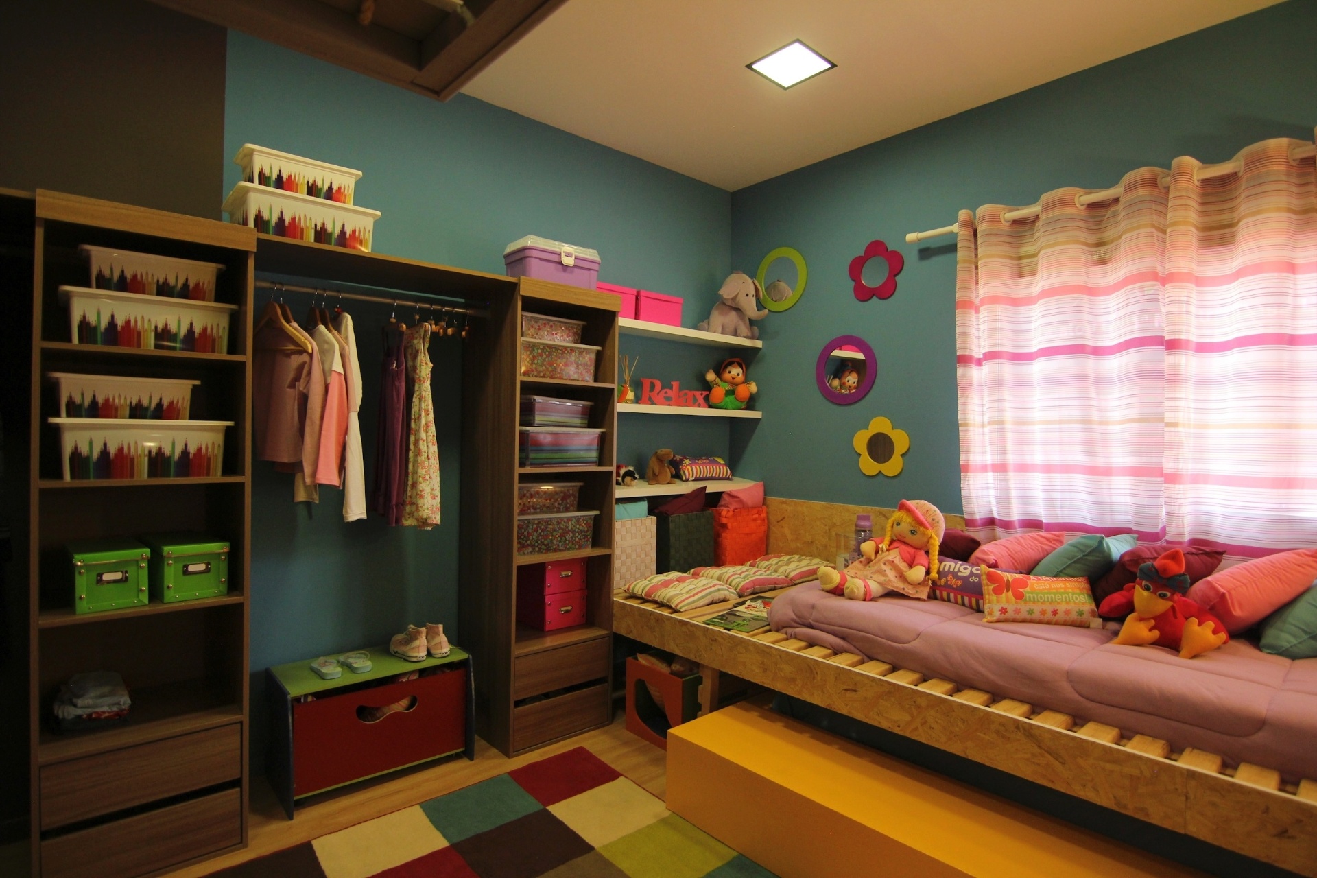 Como a casa é pequena e dois filhos dividem o mesmo quarto, o arquiteto propõe uma decoração em dois estilos. A cama da filha menor se transforma em sofá para as brincadeiras diárias e conta com uma bicama embaixo. A casa projetada por Gustavo Calazans está em exposição na 1ª Mostra Casa Leroy Merlin, em São Paulo - Luiz Augusto Moura/ Divulgação