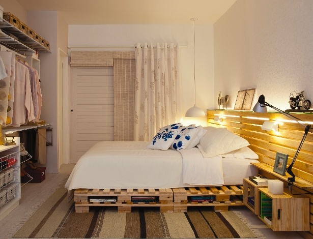 Como o quarto é pequeno, o projeto otimizou da área com peças funcionais como a cama de pallets - Cacá Bratke/ Divulgação
