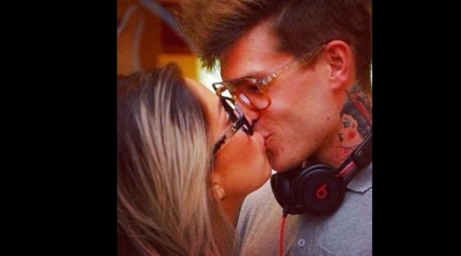 Dani Bolina divulgou por meio de sua página do Instagram uma foto onde aparece trocando um beijo com o marido, o modelo Mateus Verdelho (11/9/12)