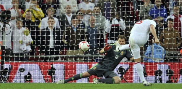 De pênalti, Lampard marca o gol de empate da Inglaterra contra a Ucrânia aos 41 min do 2º tempo