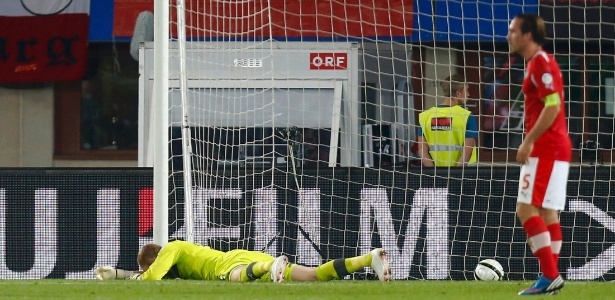 Goleiro austríaco Robert Almer lamenta após sofrer gol da Alemanha