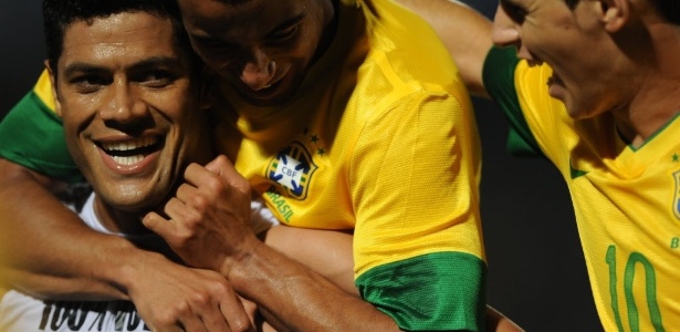 Hulk, atacante da seleção, comemora com companheiros gol em Recife e faz homenagem ao Nordeste