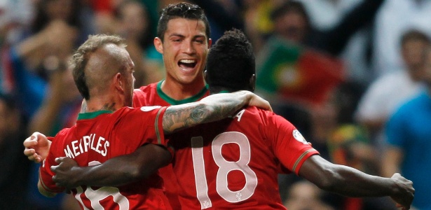 Jogadores portugueses comemoram o gol marcado por Silvestre Varela contra o Azerbaijão