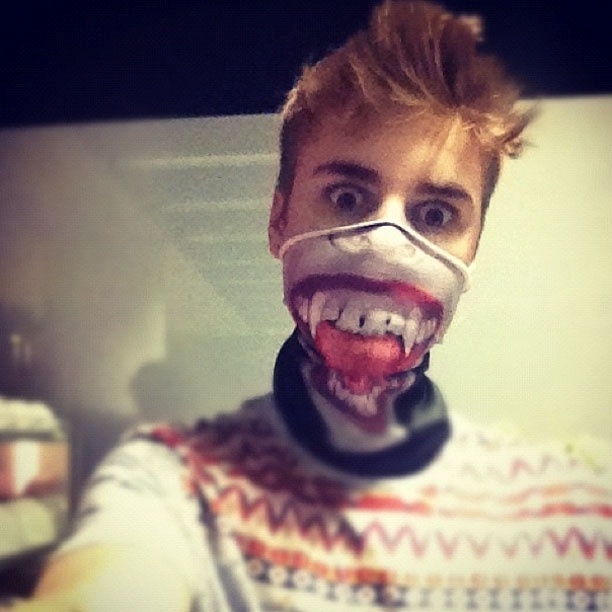 Justin Bieber coloca máscara de tubarão e arregala os olhos em foto divulgada em seu Instagram (11/9/12)