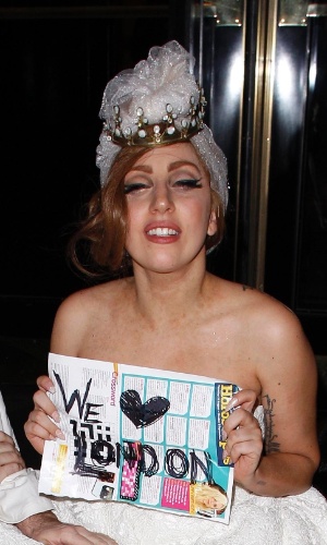 Lady Gaga chega à uma festa vestida de noiva, com uma coroa na cabeça. A cantora passou a noite acompanhada de Jay-Z e Rihanna (10/9/12)