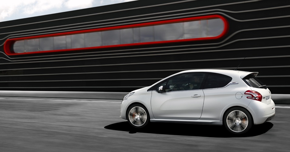 No 208 GTi, o motor de 1,6 litro turbinado rende até 203 cavalos de potência e 28 kgfm de torque - Divulgação