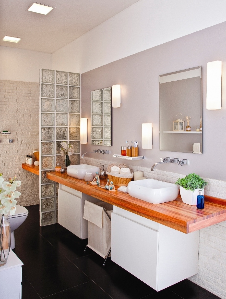 O banheiro do casal explora as texturas visuais e a combinação de revestimentos foscos e com brilho. Os tons neutros dão um contraste com o piso preto fosco. A casa projetada pelo arquiteto Gustavo Calazans está em exposição na 1ª Mostra Casa Leroy Merlin, em São Paulo - Cacá Bratke/ Divulgação