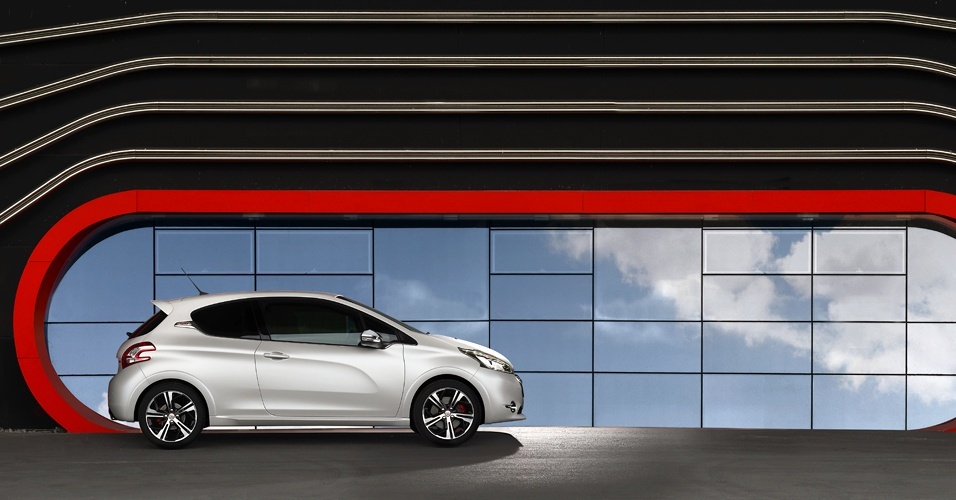 Sim, esse rosto é familiar: o Peugeot 208 GTi apareceu como conceito em março, no Salão de Genebra - Divulgação