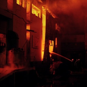 Bombeiros tentam apagar incêndio que atingiu fábrica de tecidos em Karachi, no Paquistão - Asif Hassan/AFP Photo