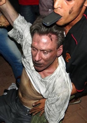 Civis socorrem embaixador americano na Líbia, que morreu em um ataque contra o consulado dos EUA - AFP