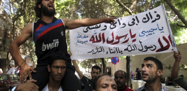Manifestantes fazem protesto em frente à embaixada dos Estados Unidos no Cairo, Egito