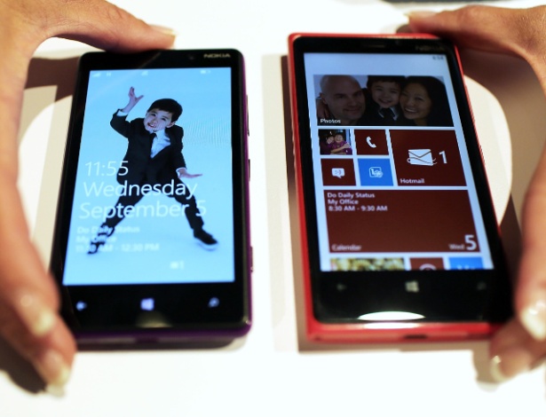 Lumia 820 (esquerda) e Lumia 920 (direita) são exibidos durante lançamento conjunto entre Nokia e Microsoft. Analistas veem os aparelhos da Nokia como a última chance de competir com Apple e Samsung - Spencer Platt/Getty Images/AFP
