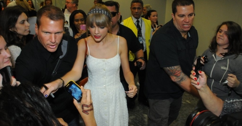 A cantora Taylor Swift chega ao aeroporto internacional do Rio de Janeiro (12/9/12)