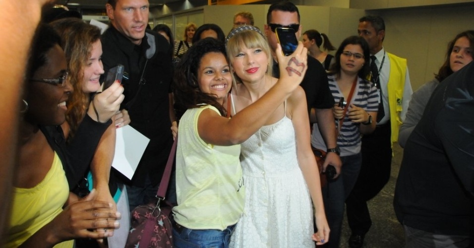 A cantora Taylor Swift chega ao aeroporto internacional do Rio de Janeiro (12/9/12)