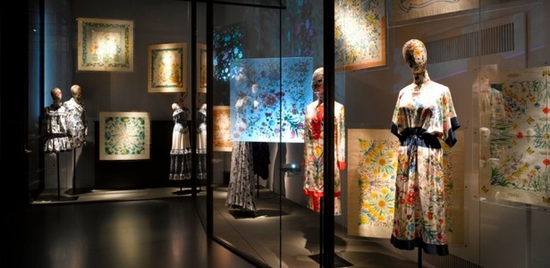 No museu da Gucci, em Florença, na Itália, as tradicionais flores da grife italiana estão impressas nas bolsas, nos vestidos e nos lenços - Richard Bryant/Divulgação