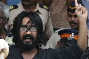 Cartunista Aseem Trivedi gesticula em corte indiana após ser detido por denunciar corrupção - AFP