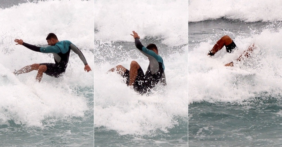 Cauã Reymond se desequilibrou da prancha de surfe na praia da Barra da Tijuca, no Rio de Janeiro (12/9/12)