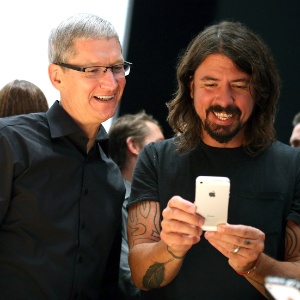 O líder do Foo Fighters, Dave Grohl, ao lado de Tim Cook, CEO da Apple, no ançamento do novo iPhone - Justin Sullivan/Getty Images/AFP 