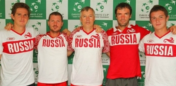 Alex Bogomolov Jr. (segundo à esquerda) faz família brasileira torcer pela Rússia - 