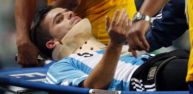 Fernando Gago deixa o campo após lesão bizarra nas eliminatórias para a Copa do Mundo de 2014 - REUTERS/Mariana Bazo