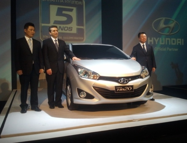 Chang Kyun Han (à direita), presidente da Hyundai Motor do Brasil, apresenta o HB20 - Claudio Luís de Souza/UOL