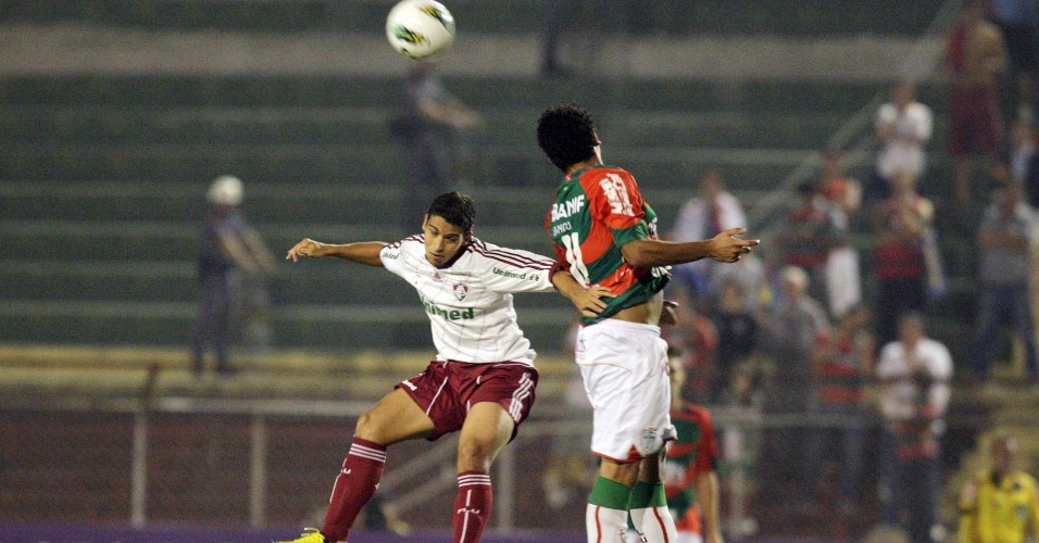 Jean, do Fluminense, disputa a bola pelo alto com Boquita, da Portuguesa, em duelo no Canindé