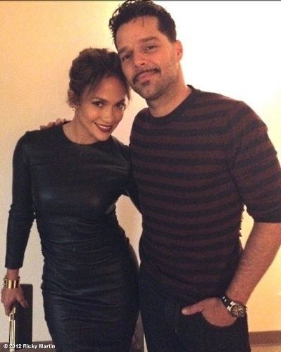 Jennifer Lopez visitou Ricky Martin nos bastidores do musical 