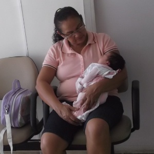 Maria José aguardava atendimento da cunhada com sobrinha no colo em maternidade de Natal nesta quarta (12); médicos das unidades de saúde municipais entraram em greve por salários atrasados - Elendrea Cavalcante/UOL