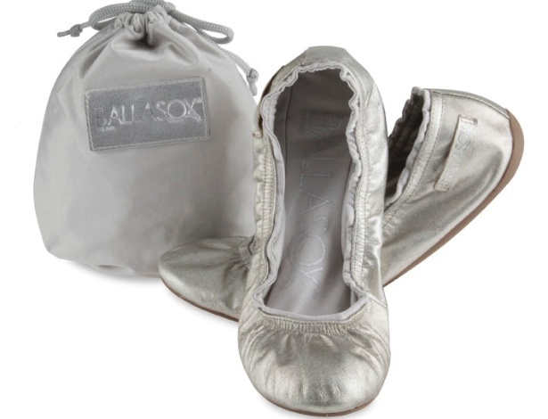 Sapatilha dobrável prateada; da Ballasox (www.lojaballasox.com.br), por R$ 119,90 (o par). Disponibilidade e preço sujeitos a alterações. Pesquisa realizada em setembro de 2012 - Divulgação