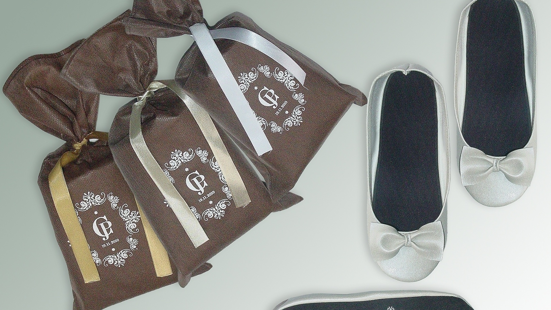 Sapatilha dobrável prateada; da Barefoot (www.barefoot.tanlup.com), a partir de R$ 12,90 (o par). Disponibilidade e preço sujeitos a alterações. Pesquisa realizada em setembro de 2012 - Divulgação