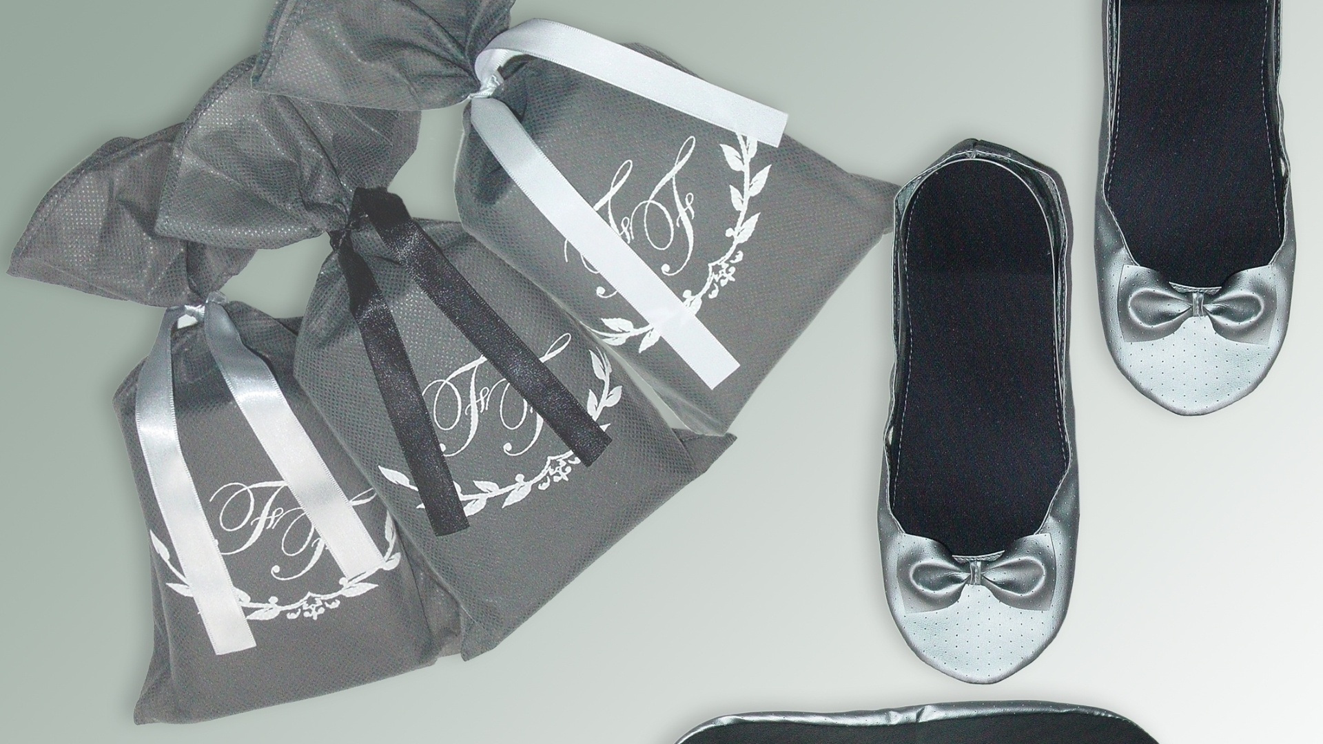 Sapatilha dobrável grafite; da Barefoot (www.barefoot.tanlup.com), a partir de R$ 12,90 (o par). Disponibilidade e preço sujeitos a alterações. Pesquisa realizada em setembro de 2012 - Divulgação