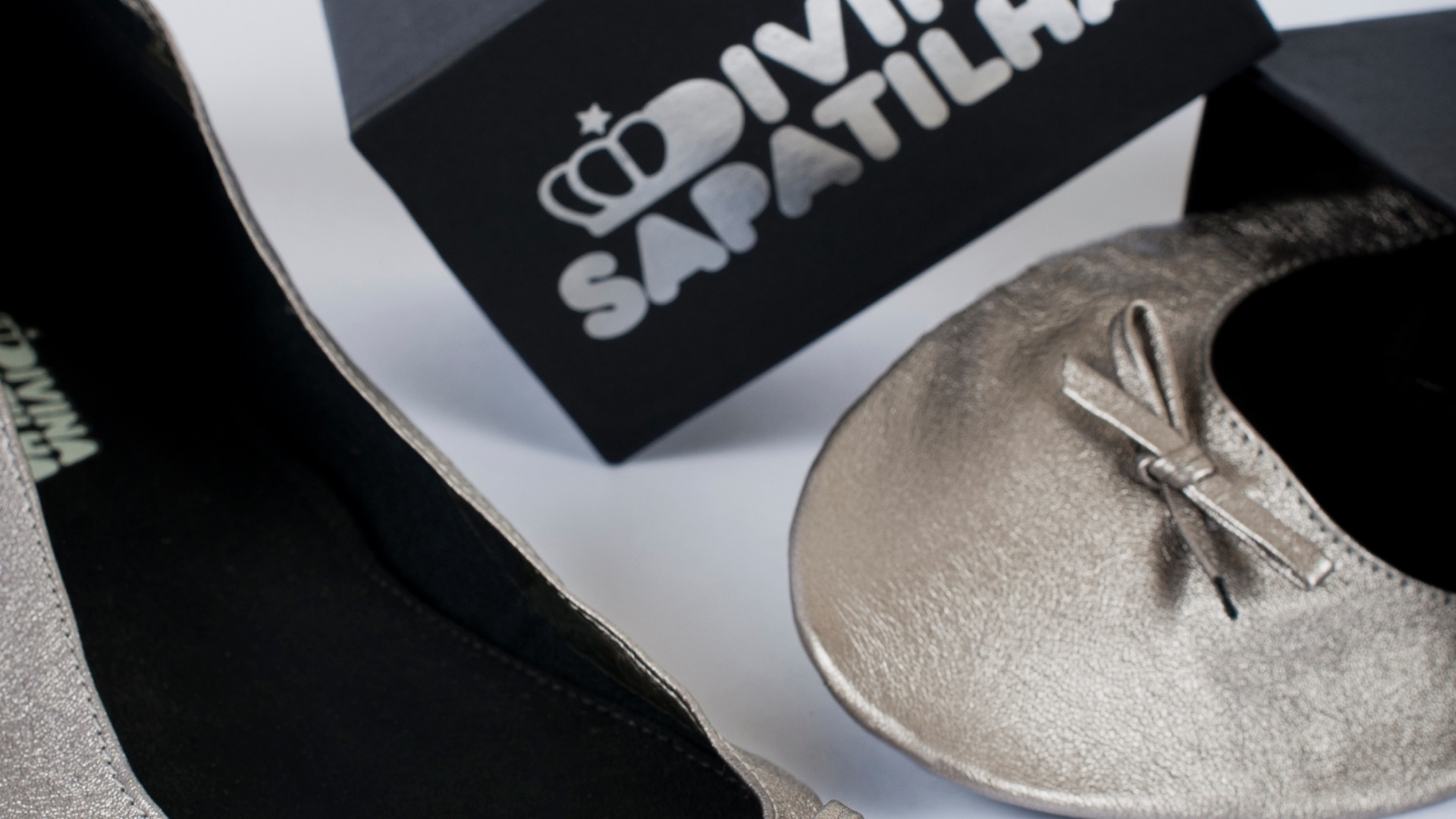 Sapatilha dobrável prateada em couro sintético com solado de borracha; da Divina Sapatilha (www.divinasapatilha.com.br), por R$ 22 (o par), mas oferece desconto de 5% para pedidos acima de 100 pares e 10% para pedidos acima de 200 pares. Disponibilidade e preço sujeitos a alterações. Pesquisa realizada em setembro de 2012 - Divulgação