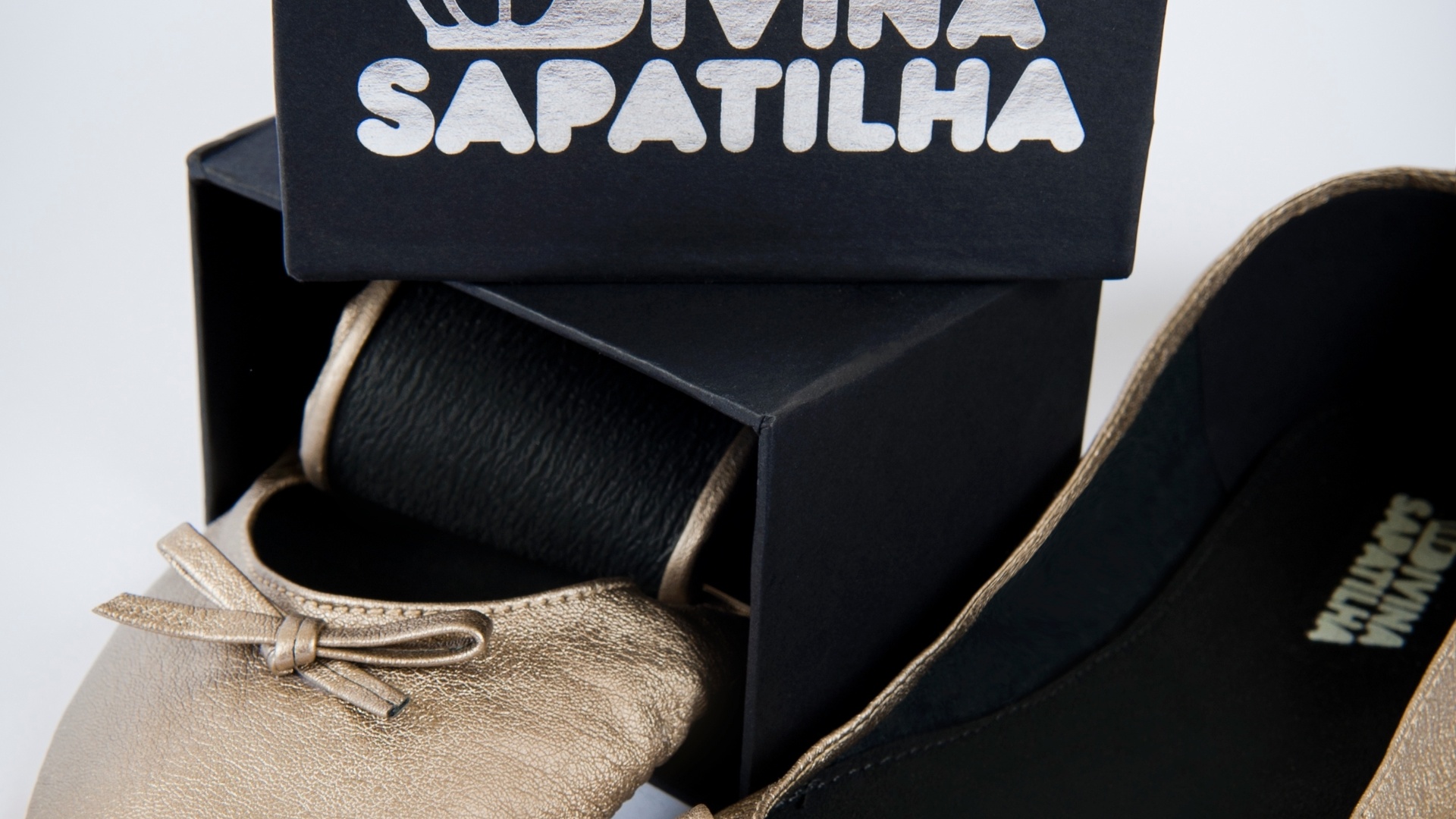 Sapatilha dobrável dourada em couro sintético com solado de borracha; da Divina Sapatilha (www.divinasapatilha.com.br), por R$ 22 (o par), mas oferece desconto de 5% para pedidos acima de 100 pares e 10% para pedidos acima de 200 pares. Disponibilidade e preço sujeitos a alterações. Pesquisa realizada em setembro de 2012 - Divulgação