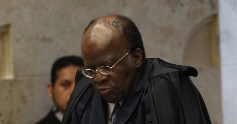 13.set.2012 - Ministro do Supremo Tribunal Federal (STF) Joaquim Barbosa se prepara para mais um julgamento do mensalão, nesta quinta-feira, em Brasília