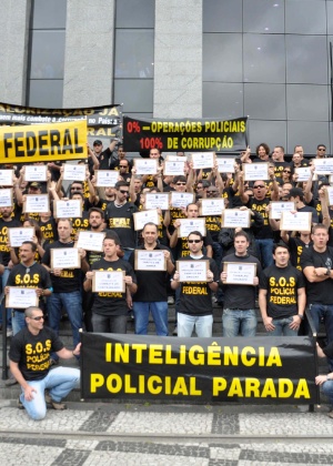 Policiais Federais estenderam uma bandeira na ponte do Piqueri, em São Paulo, como forma de protesto - Fabio Martins/Futura Press