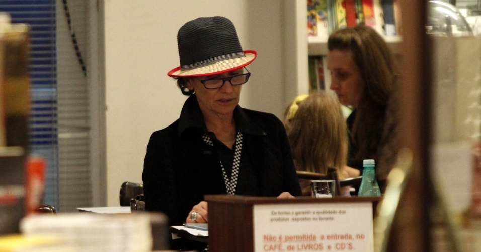 A atriz Cássia Kiss esteve em uma livraria em um shopping da zona oeste do Rio (13/9/12)