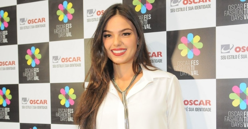 A atriz Isis Valverde prestigiou o Oscar Fashion Days em São José dos Campos, São Paulo (13/9/12)