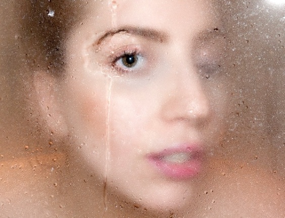 A cantora Lady Gaga em uma foto no banho. A fotografia doi tirada por Terry Richardson e postada por ele em seu blog (13/9/12)